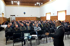 Adunare publică în căminul cultural din Vama Buzăului
