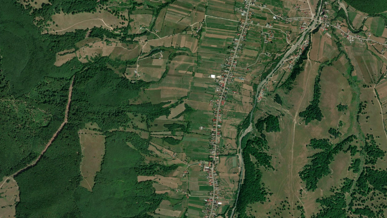 Vedere din satelit a Comunei Vama Buzăului, cu satul întins de-a lungul văii